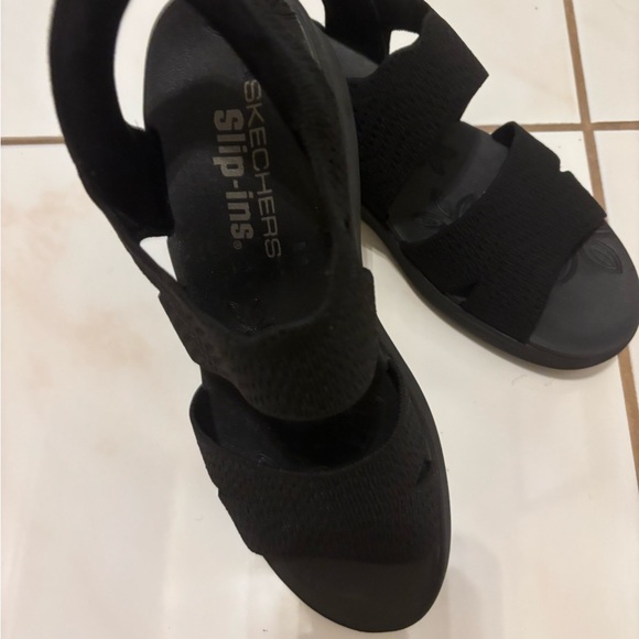 Woman’s Sketchers Slip-on Sandals - Picture 3 of 6